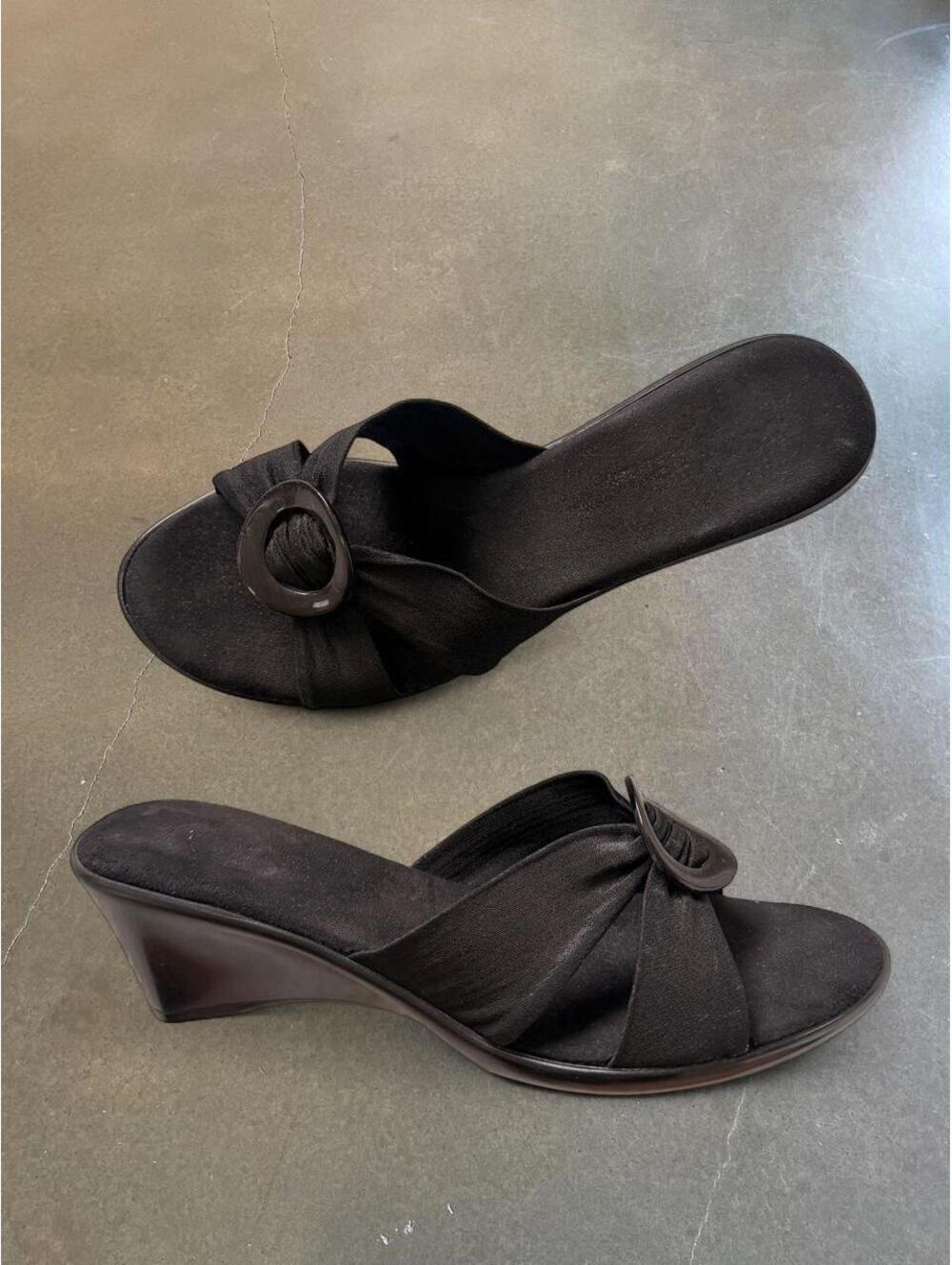 Vintage Y2K Italian Black Ruched Satin Kitten Heels | Ring Detail size 8